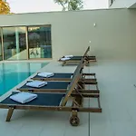빌라 A Modern In With A Gym, Tennis And Basketball Court Zmijavci