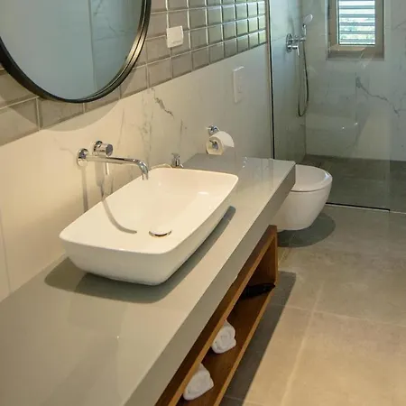 A Modern In With A Gym, Tennis And Basketball Court Vila *